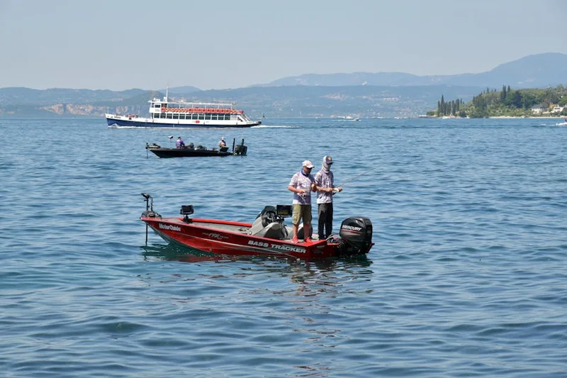 bass fishing lake boat ,  photo from Pexels